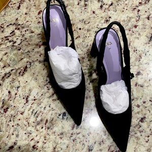 Sold out brand new chunky heel black pumps.